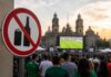 Ley Seca entra en vigor horas antes del México Chequia Señal de prohibición de bebidas alcohólicas frente a una multitud reunida en el Zócalo de la Ciudad de México para seguir un partido del Mundial 2026 en pantalla gigante.