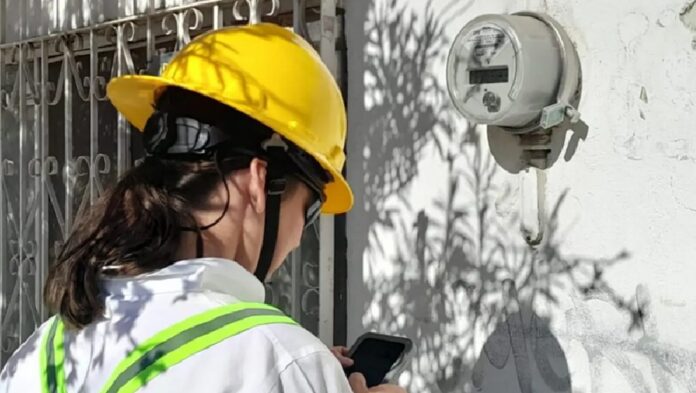 Trabajadores de la CFE realizan labores de mantenimiento en la red eléctrica durante un corte programado del suministro en Cancún.