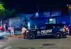 Ataque armado contra bar desata operativo nocturno en Playa del Carmen Policías resguardan el exterior del bar El Pretexto en Playa del Carmen tras un ataque armado que dejó daños en la fachada del establecimiento.