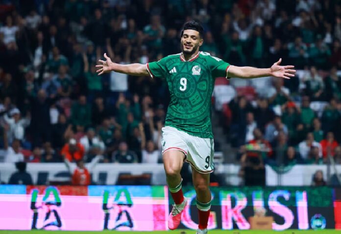 Raúl Jiménez celebra con los brazos abiertos tras marcar durante la goleada de México sobre Serbia en Toluca rumbo al Mundial 2026.