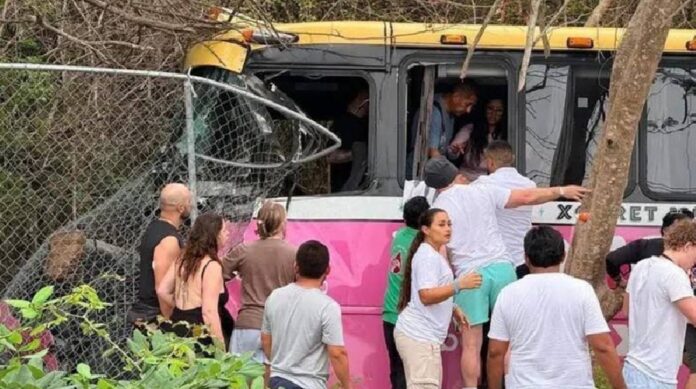 Autobús de Grupo Xcaret accidentado fuera de la Carretera Federal 307 en Xel-Há.