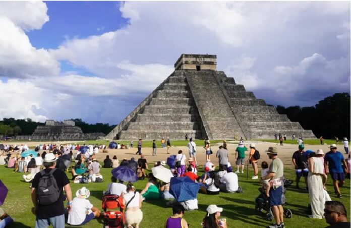 Turistas ingresan nuevamente a Chichén Itzá tras reapertura de la zona arqueológica en Yucatán