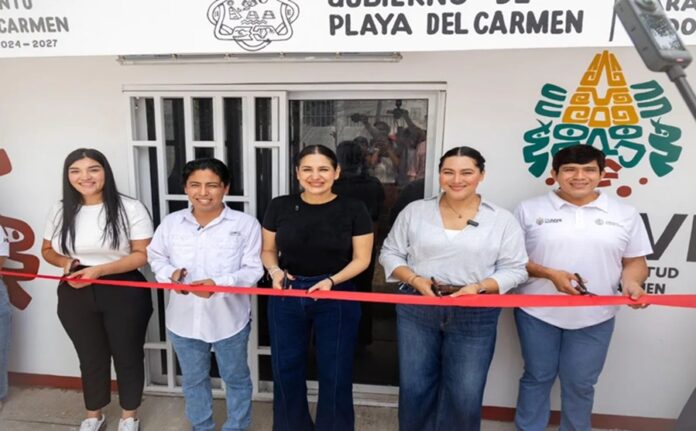 La presidenta municipal Estefanía Mercado inaugura la Oficina de Enlace de Juventud en Puerto Aventuras junto a autoridades municipales.