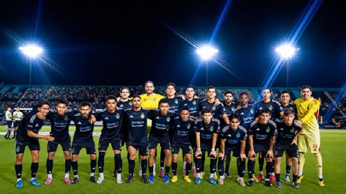Jugadores de Cancún FC durante un entrenamiento previo al partido amistoso contra Pumas rumbo al Apertura 2026.