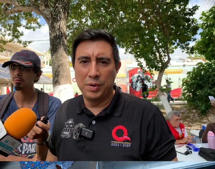 Rafael Hernández Kotasek, director del Imoveqroo, ofrece una entrevista sobre la implementación del sistema de transporte MOBI en Cancún durante una actividad pública en Quintana Roo.