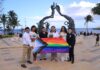 Playa del Carmen elimina costos para matrimonios igualitarios y reconocimiento de identidad Parejas de la comunidad LGBTTTIQA+ posan con la bandera de la diversidad sexual en Playa del Carmen, en el marco de las bodas igualitarias impulsadas por el gobierno municipal encabezado por la presidenta Estefanía Mercado.