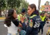 Video exhibe forcejeo entre agente y motociclista durante operativo en CDMX Agente de Tránsito y motociclista forcejean durante un operativo vial sobre Insurgentes Sur, mientras otros policías observan la escena en plena avenida de la Ciudad de México.