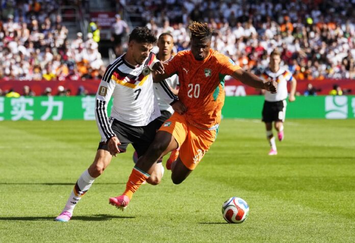 Jamal Musiala disputa el balón con Evann Guessand durante la victoria de Alemania sobre Costa de Marfil en el Grupo E del Mundial 2026.