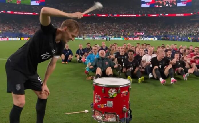 Jugadores de Noruega celebran su triunfo sobre Senegal con un tambor sobre el césped durante la Copa del Mundo 2026.