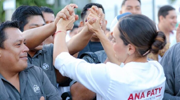Ana Paty Peralta saluda a simpatizantes durante un recorrido por calles de Chetumal al iniciar sus actividades de proselitismo interno en el sur de Quintana Roo.