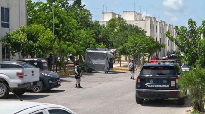 Elementos de seguridad durante operativo de la Fiscalía en fraccionamiento El Edén de Playa del Carmen.