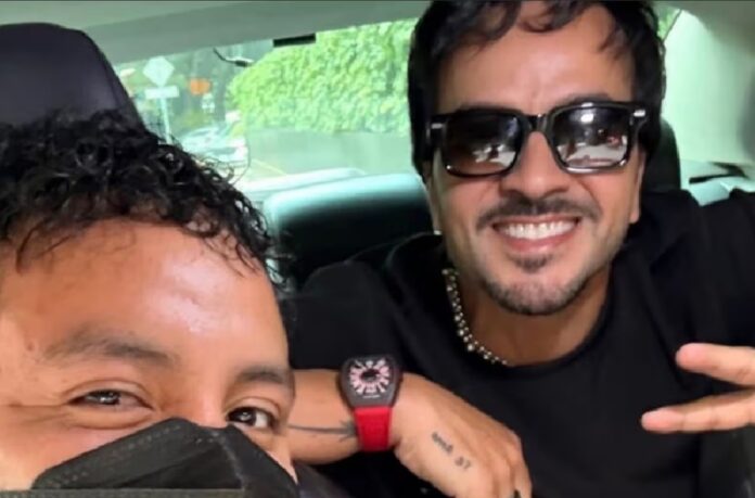 Luis Fonsi junto al taxista mexicano Richy durante su reencuentro en la Ciudad de México.