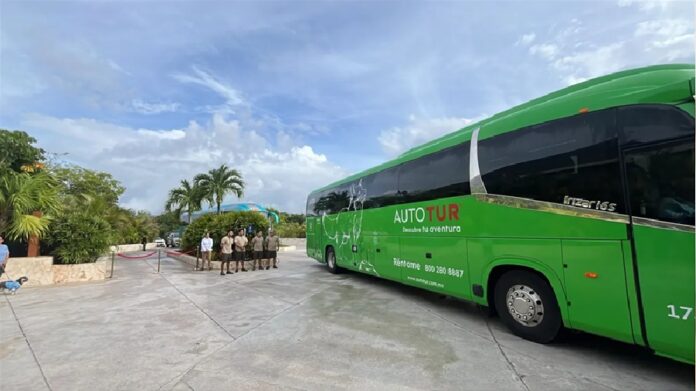 Autobús oficial de la selección de Uruguay circula sobre la carretera entre Cancún y Playa del Carmen rumbo a su concentración para el Mundial 2026.