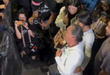 “¡Queremos que regresen nuestros hijos!”: madre buscadora pide paso entre cientos de policías rumbo al Mundial Madre buscadora pide a elementos de seguridad que le permitan avanzar mientras colectivos de familiares de desaparecidos realizan una protesta con una cruz de flores de cempasúchil cerca del estadio donde se inaugura el Mundial 2026.