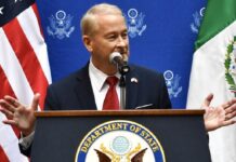 Embajador de EE. UU. destaca alianza con México y Canadá en el Mundial Ronald Johnson, embajador de Estados Unidos en México, durante un mensaje sobre la cooperación entre los países sede del Mundial 2026.