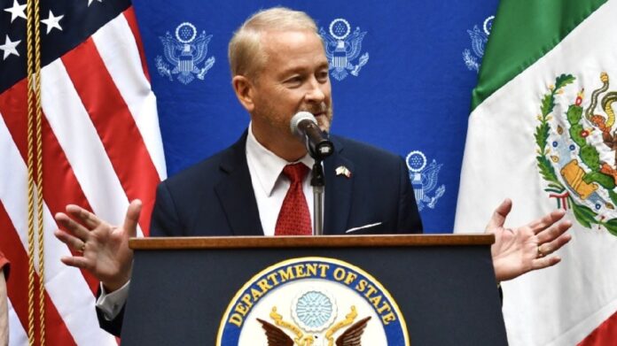 Ronald Johnson, embajador de Estados Unidos en México, durante un mensaje sobre la cooperación entre los países sede del Mundial 2026.