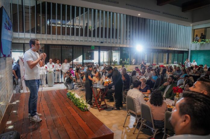 Gino Segura dialoga con representantes de organizaciones civiles durante el encuentro “Causas que Transforman” en Cancún.