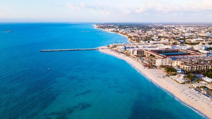 Vista de un terreno en Playa del Carmen donde se proyecta la construcción de una planta de tratamiento y un centro de mantenimiento.