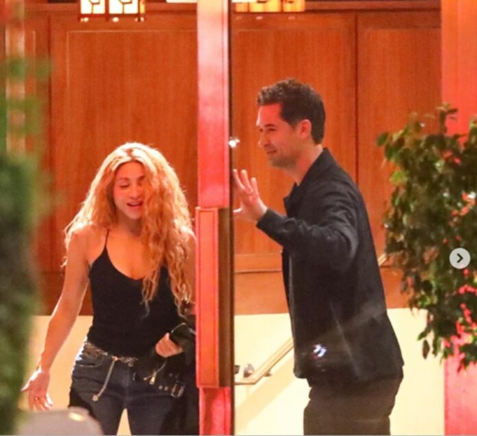 Shakira y Manuel García-Rulfo saliendo del Sunset Tower Hotel en Los Ángeles (16 de junio de 2026)