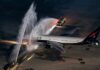 Brasil recibe emotivo “bautizo aéreo” rumbo al Mundial 2026 Avión de la Selección de Brasil atraviesa un arco de agua formado por camiones de bomberos durante su despedida rumbo al Mundial 2026 en el aeropuerto de Río de Janeiro.