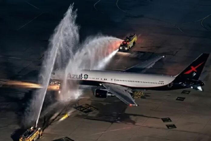 Avión de la Selección de Brasil atraviesa un arco de agua formado por camiones de bomberos durante su despedida rumbo al Mundial 2026 en el aeropuerto de Río de Janeiro.