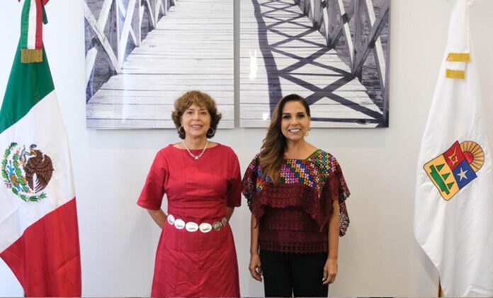 La gobernadora Mara Lezama y la rectora Alma Xóchitl Herrera Márquez durante el anuncio de la apertura de la Universidad Nacional Rosario Castellanos en Playa del Carmen.