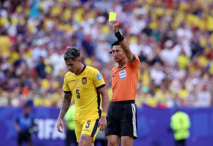 Piero Hincapié observa la tarjeta mostrada por el árbitro durante el empate entre Ecuador y Curazao en la fase de grupos del Mundial 2026.