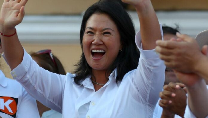 Keiko Fujimori saluda a simpatizantes tras consolidar una ventaja irreversible en la elección presidencial de Perú.