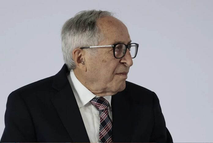 David Kershenobich presenta la estrategia sanitaria rumbo al Mundial 2026 junto a las botargas “Mooc” y “Tojol” durante conferencia oficial.