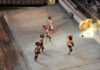 Pok Ta Pok llevará la herencia maya de Quintana Roo al ambiente del Mundial 2026 Jugadores participan en una representación del ancestral juego maya Pok Ta Pok dentro de una cancha ceremonial con aro de piedra iluminado.