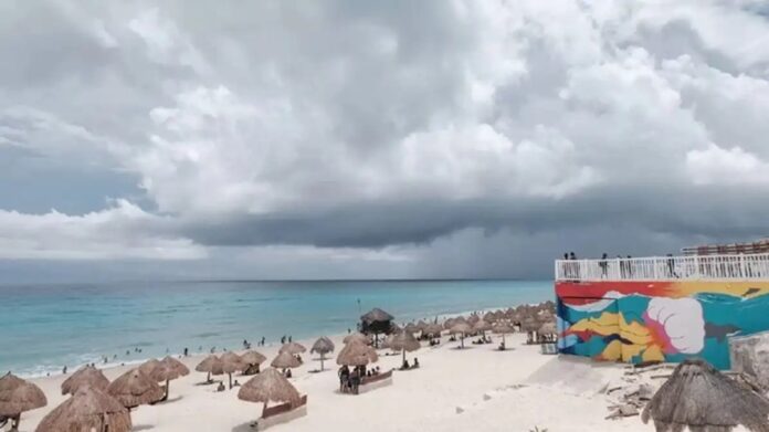 Cielo parcialmente nublado y ambiente caluroso en playas de Quintana Roo durante fin de semana.