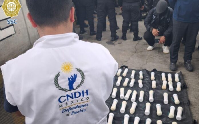 Elementos de seguridad revisan vehículos durante operativo previo a protestas por el Mundial 2026 en Ciudad de México.