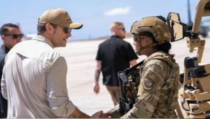 Pete Hegseth, secretario de Guerra de Estados Unidos, durante su visita a la Base Naval de Guantánamo en Cuba mientras supervisa operaciones militares.