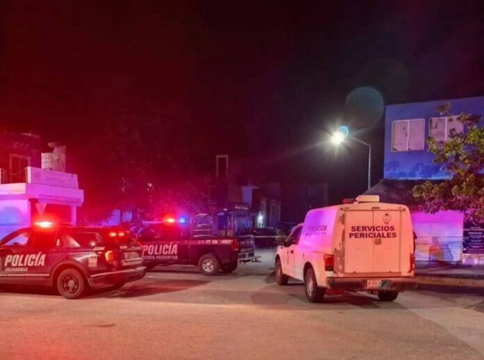 Patrullas y personal de investigación resguardan una vivienda en Villas del Sol tras el hallazgo de una mujer sin vida con signos de violencia.