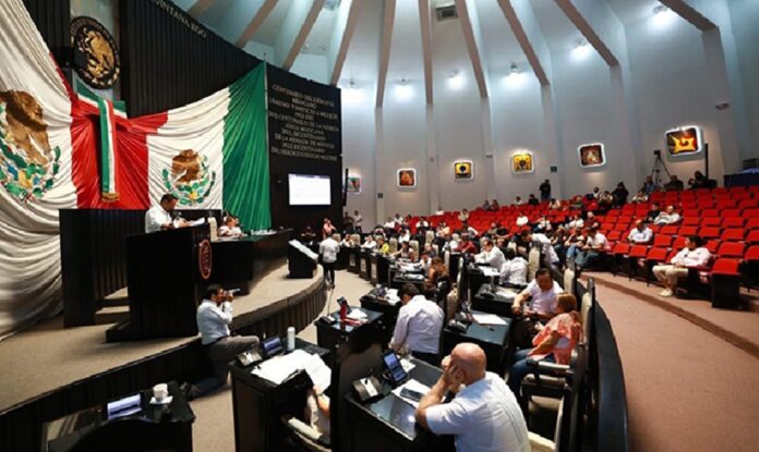 Diputadas y diputados participan en una sesión del Congreso de Quintana Roo en Chetumal, donde aprobaron reformas al Código Civil relacionadas con matrimonio, concubinato y derechos de las personas con discapacidad.