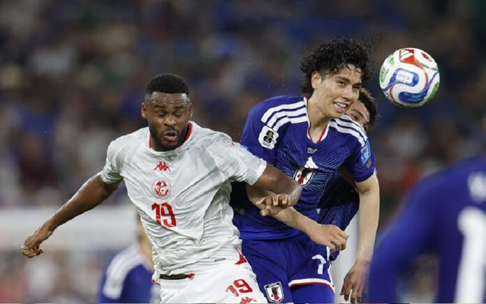 Seiya Maikuma, de Japón, disputa un balón aéreo con Yassine Meriah, de Túnez, durante la goleada japonesa 4-0 en el Grupo F del Mundial 2026.