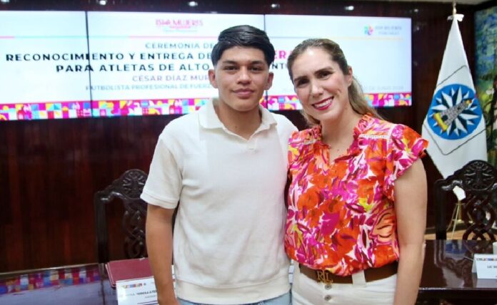 Atenea Gómez entrega la primera beca para atletas de alto rendimiento a César Díaz Murillo, jugador de las Fuerzas Básicas Sub-21 del Toluca.