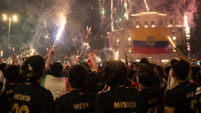 Aficionados de la Selección Mexicana celebran con bengalas y banderas durante una concentración masiva previa al partido frente a Ecuador en el Mundial 2026.