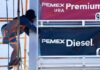 Hacienda elimina subsidio a gasolina Premium y reduce apoyo a Magna y diésel Despachador carga gasolina en estación tras reducción de subsidios federales a combustibles en México.