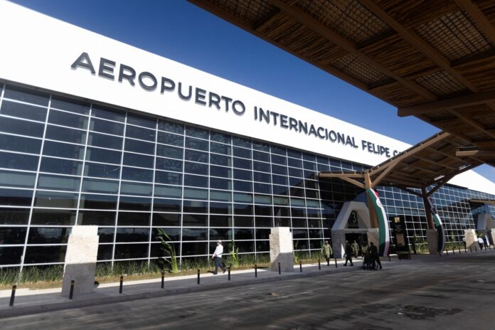 Vista exterior del Aeropuerto Internacional de Tulum durante una jornada con baja afluencia de pasajeros.