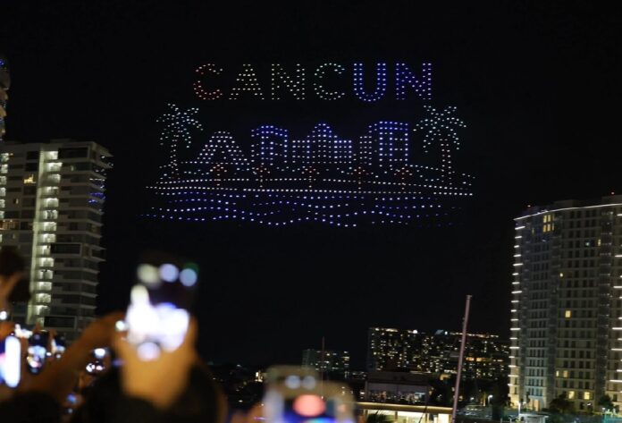 Show de 1,250 drones iluminando el cielo sobre Marina Puerto Cancún con figuras luminosas y temática mundialista.