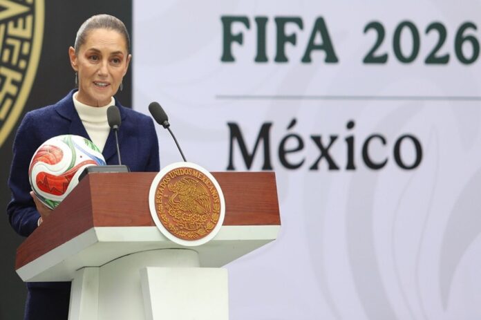 Claudia Sheinbaum durante una conferencia donde habla sobre el alto costo de los boletos para el Mundial 2026 y la distribución de entradas a ciudadanos.