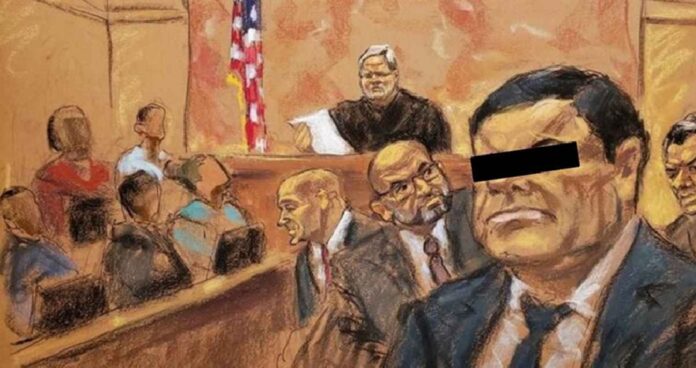 Ilustración de una audiencia judicial en Estados Unidos donde aparece Joaquín “El Chapo” Guzmán sentado frente al tribunal junto a sus abogados, mientras un juez preside la sesión desde el estrado.
