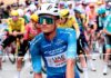 Isaac del Toro conquista una histórica corona antes del Tour de Francia El ciclista mexicano Isaac del Toro, del UAE Team Emirates, espera la salida de una etapa rodeado por el pelotón durante una competencia internacional de ciclismo.