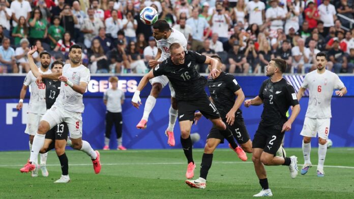 Jugadores de Irán y Nueva Zelanda disputan el balón durante el emocionante empate 2-2 en el Mundial 2026.
