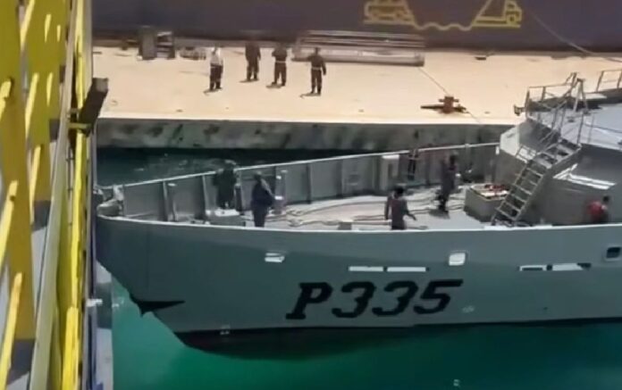 Embarcación de la Secretaría de Marina momentos antes de impactarse contra un ferry de Ultramar en el muelle de Isla Mujeres.