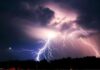 Actividad eléctrica y fuertes lluvias generan caos vial en Cancún Rayos iluminan el cielo sobre Cancún durante una fuerte tormenta nocturna que provocó lluvias intensas y apagones intermitentes en varias colonias.