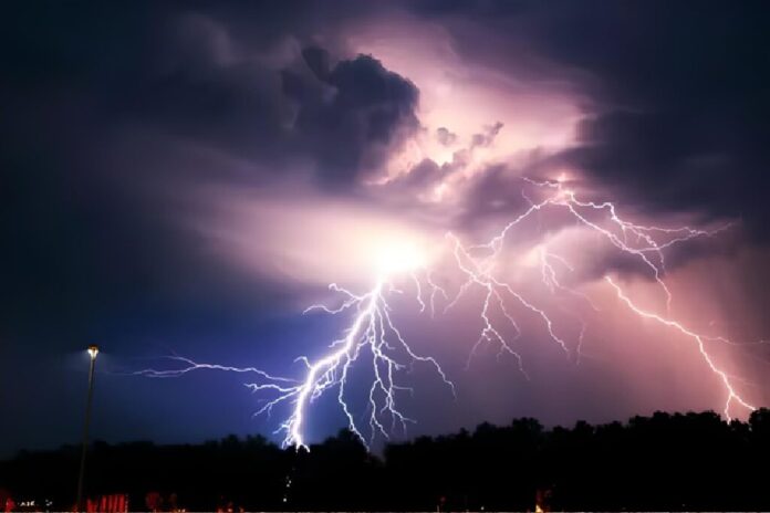 Rayos iluminan el cielo sobre Cancún durante una fuerte tormenta nocturna que provocó lluvias intensas y apagones intermitentes en varias colonias.