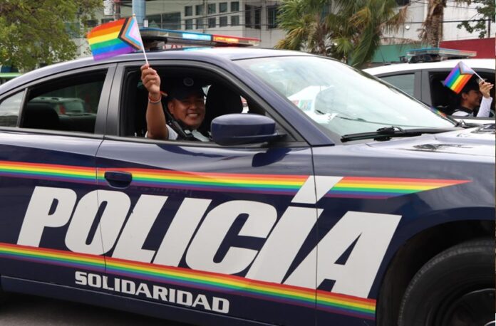 Patrulla de la Secretaría de Seguridad Ciudadana de Playa del Carmen participa en actividades de apoyo a la comunidad LGBTQ+ durante eventos de diversidad sexual.