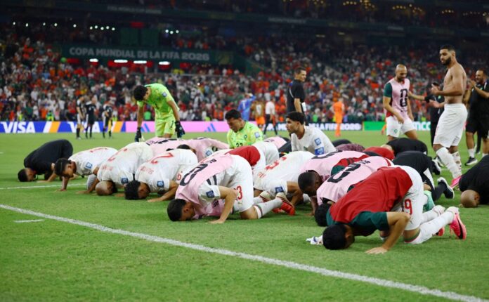 Futbolistas de Marruecos se postran sobre el césped para celebrar su clasificación a los octavos de final del Mundial 2026.